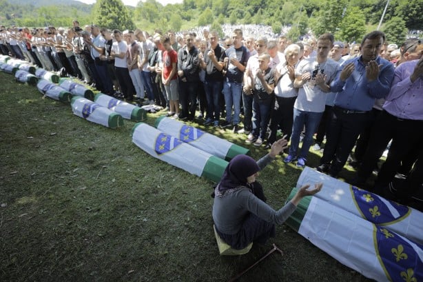 Foto - Srebrenitsa katliamında şehit olan 33 kişi daha toprağa verildi