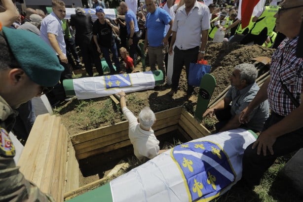Foto - Srebrenitsa katliamında şehit olan 33 kişi daha toprağa verildi