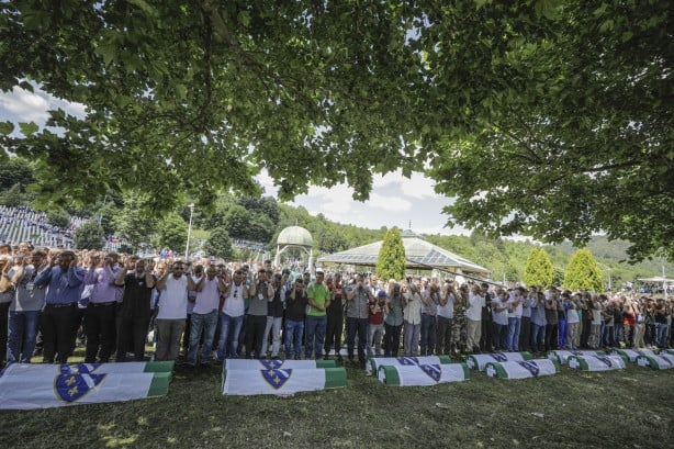 Foto - Srebrenitsa katliamında şehit olan 33 kişi daha toprağa verildi