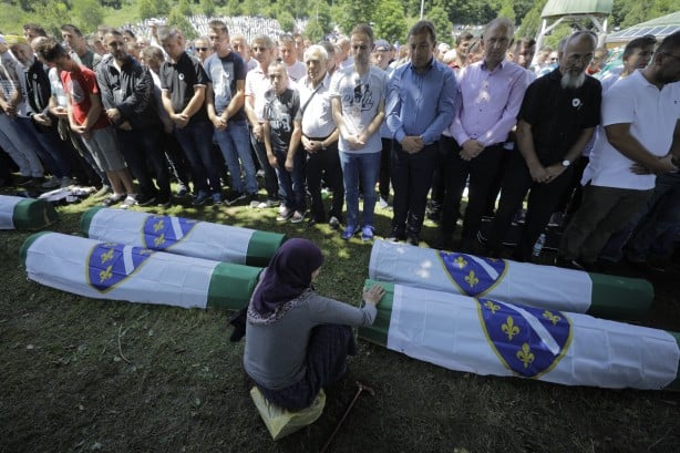 Foto - Srebrenitsa katliamında şehit olan 33 kişi daha toprağa verildi