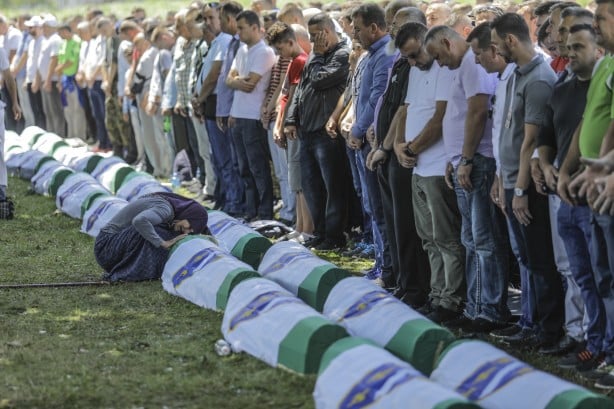 Foto - Srebrenitsa katliamında şehit olan 33 kişi daha toprağa verildi