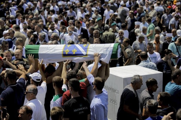 Foto - Srebrenitsa katliamında şehit olan 33 kişi daha toprağa verildi