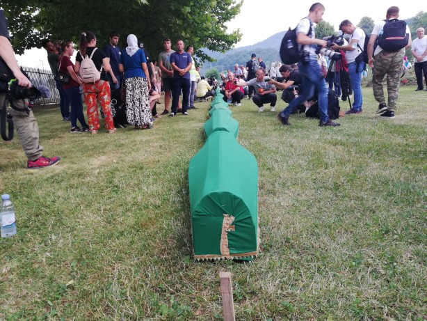 Srebrenitsa kurbanlarının tabutları gözyaşları eşliğinde taşındı!