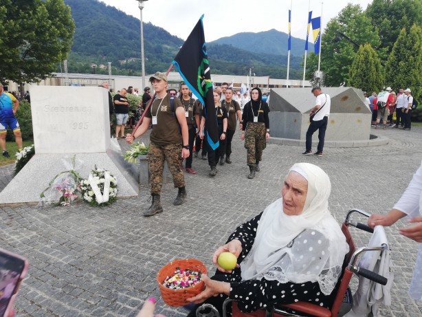 Foto - Srebrenitsa kurbanlarının tabutları gözyaşları eşliğinde taşındı!