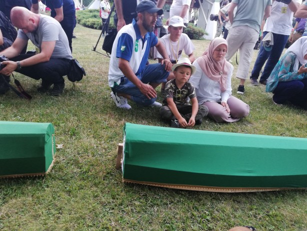 Foto - Srebrenitsa kurbanlarının tabutları gözyaşları eşliğinde taşındı!
