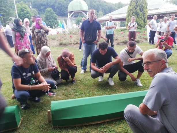 Foto - Srebrenitsa kurbanlarının tabutları gözyaşları eşliğinde taşındı!