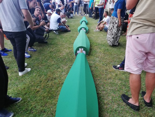 Foto - Srebrenitsa kurbanlarının tabutları gözyaşları eşliğinde taşındı!