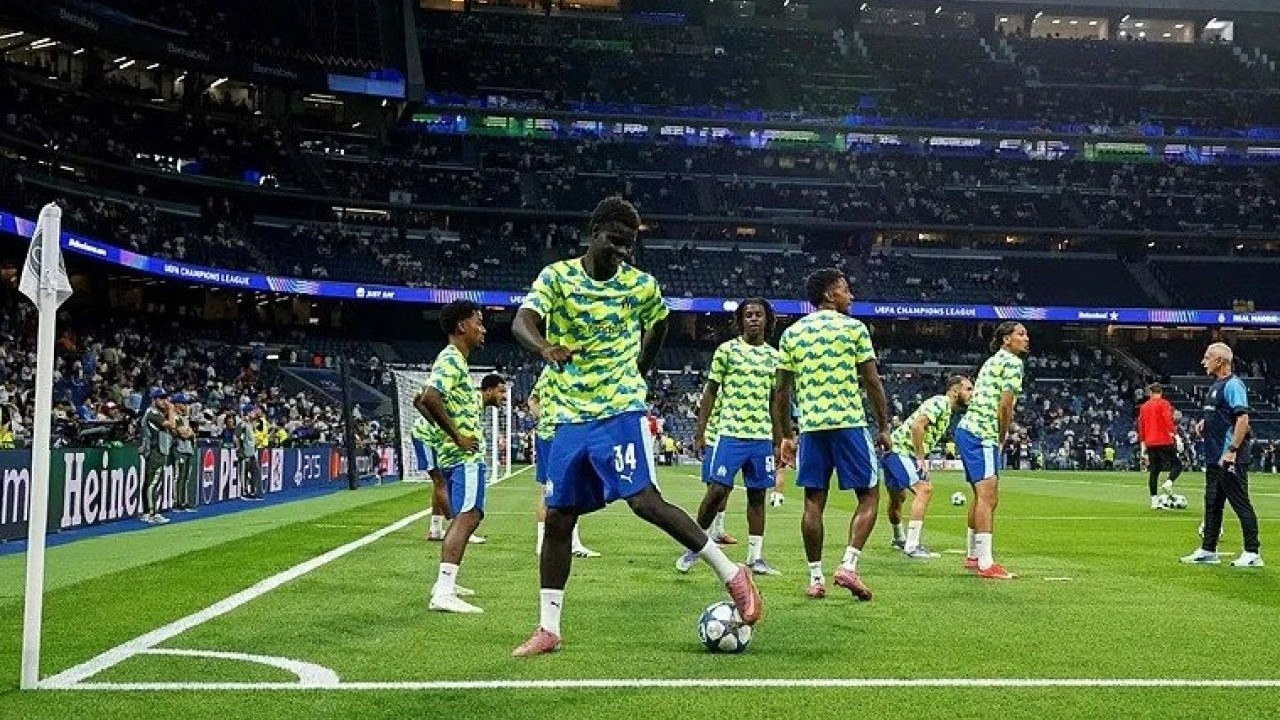 Foto - Stadyumda gergin anlar! Real Madrid-Marsilya maçında Filistin bayrağına engel