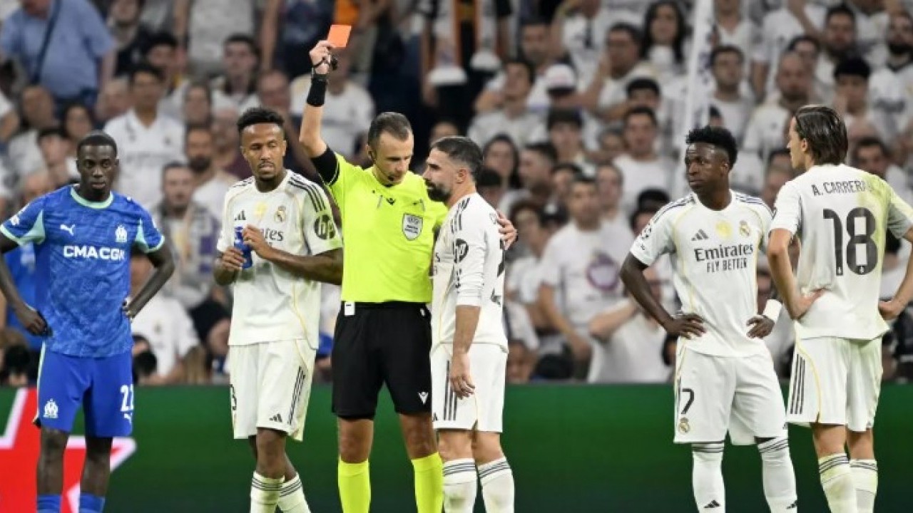 Foto - Stadyumda gergin anlar! Real Madrid-Marsilya maçında Filistin bayrağına engel