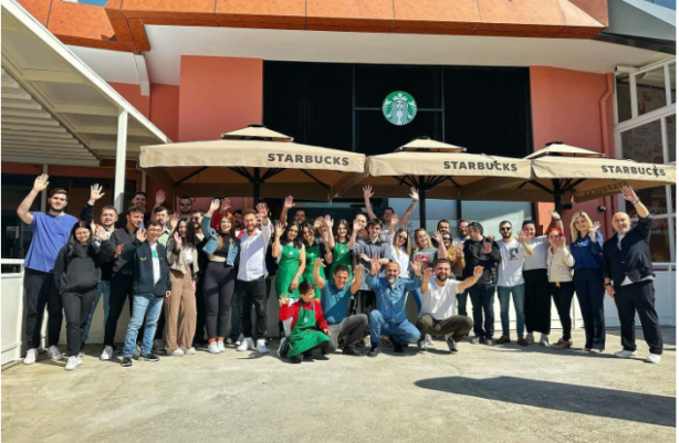 Starbucks'ın yeni şube açılışına katılan isim herkesi şok etti