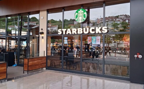 Foto - Starbucks'ın yeni şube açılışına katılan isim herkesi şok etti