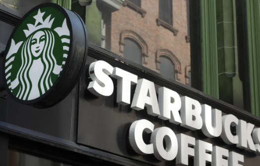 Foto - Starbucks'ın yeni şube açılışına katılan isim herkesi şok etti