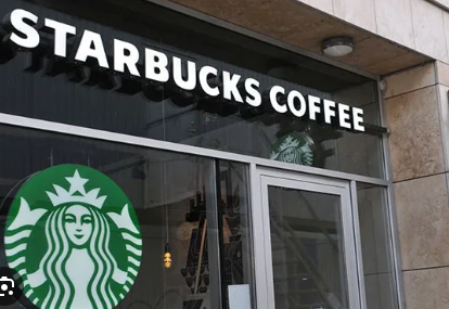 Foto - Starbucks'ın yeni şube açılışına katılan isim herkesi şok etti