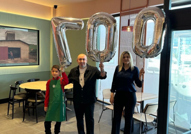 Foto - Starbucks'ın yeni şube açılışına katılan isim herkesi şok etti