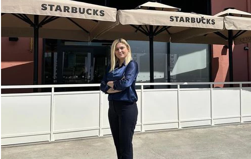 Foto - Starbucks'ın yeni şube açılışına katılan isim herkesi şok etti