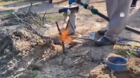 Foto - Su arıyordu! Bahçesinden bir anda doğalgaz fışkırmaya başladı... Tüm köylüler şokta