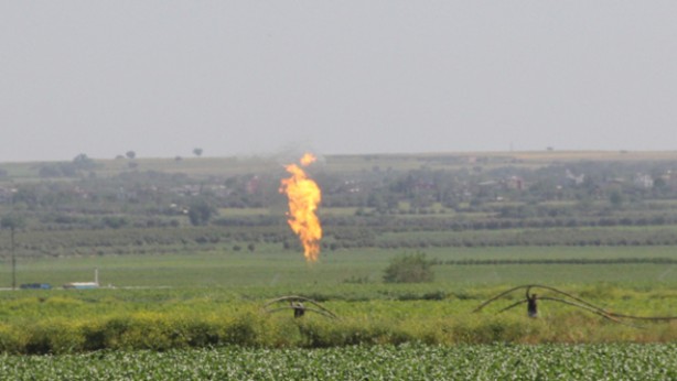 Foto - Su arıyordu! Bahçesinden bir anda doğalgaz fışkırmaya başladı... Tüm köylüler şokta
