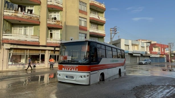 Foto - Su borusu patladı! Oluşan çukura midibüs ve motosiklet düştü