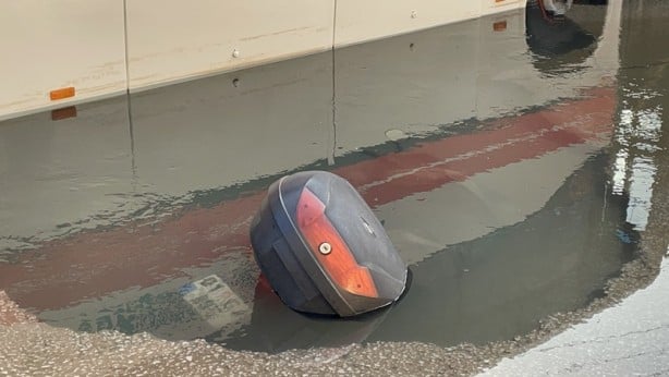 Foto - Su borusu patladı! Oluşan çukura midibüs ve motosiklet düştü