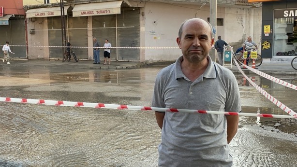 Foto - Su borusu patladı! Oluşan çukura midibüs ve motosiklet düştü