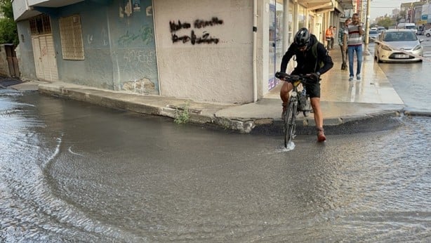 Foto - Su borusu patladı! Oluşan çukura midibüs ve motosiklet düştü