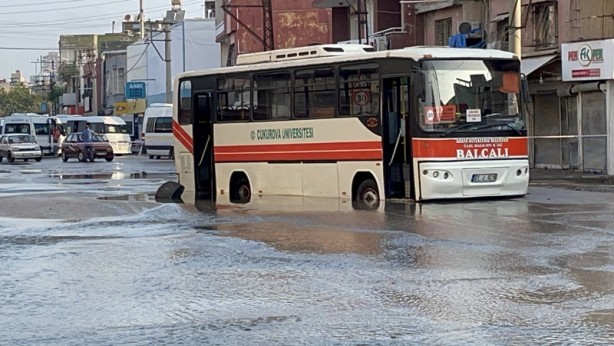 Foto - Su borusu patladı! Oluşan çukura midibüs ve motosiklet düştü