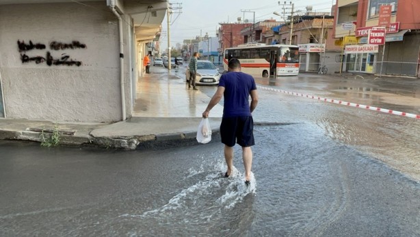 Foto - Su borusu patladı! Oluşan çukura midibüs ve motosiklet düştü