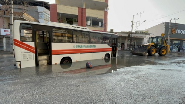 Foto - Su borusu patladı! Oluşan çukura midibüs ve motosiklet düştü