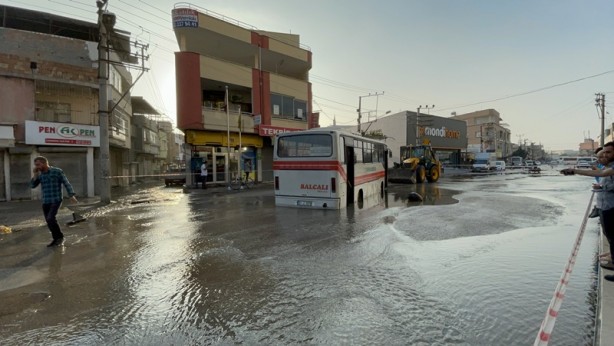 Foto - Su borusu patladı! Oluşan çukura midibüs ve motosiklet düştü