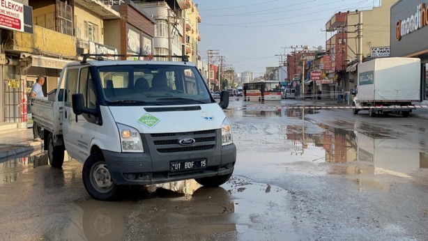 Su borusu patladı! Oluşan çukura midibüs ve motosiklet düştü
