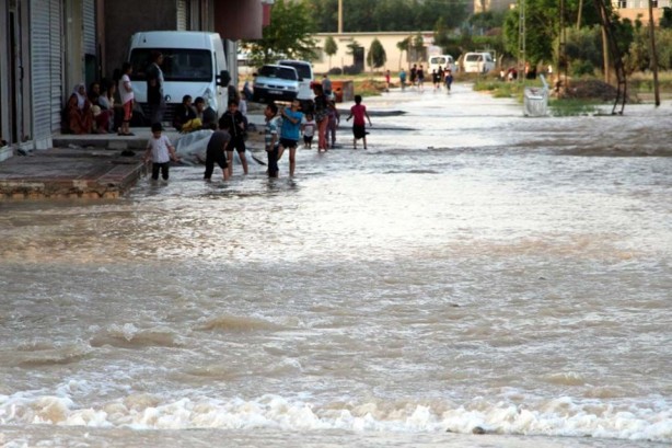 Foto - Su borusu patladı, yollar göle döndü 