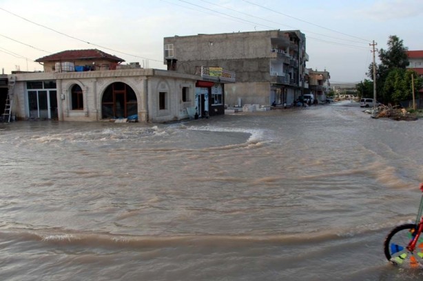 Foto - Su borusu patladı, yollar göle döndü 