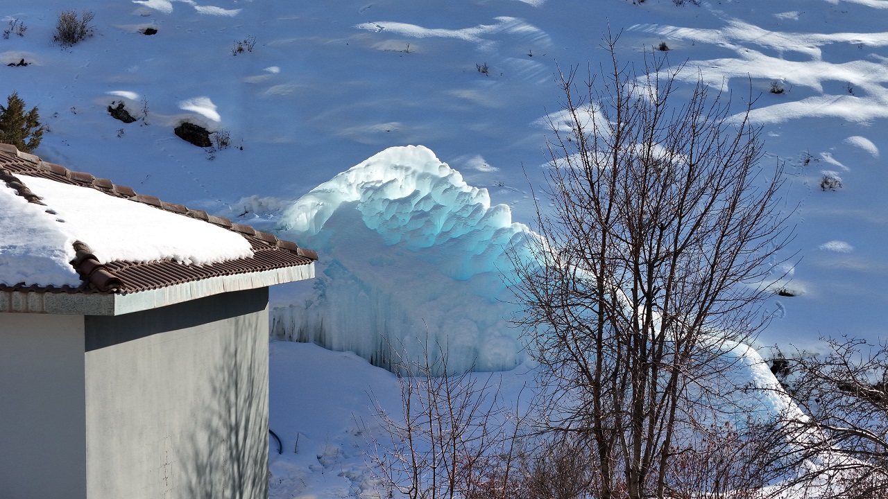 Foto - Su borusu patlayınca olanlar oldu! Doğa sanata dönüştü buzdan kale oluştu