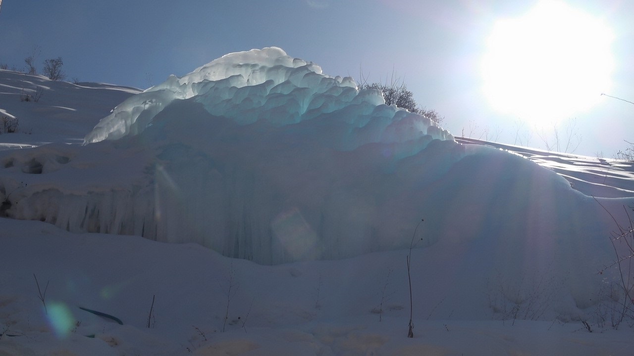 Foto - Su borusu patlayınca olanlar oldu! Doğa sanata dönüştü buzdan kale oluştu