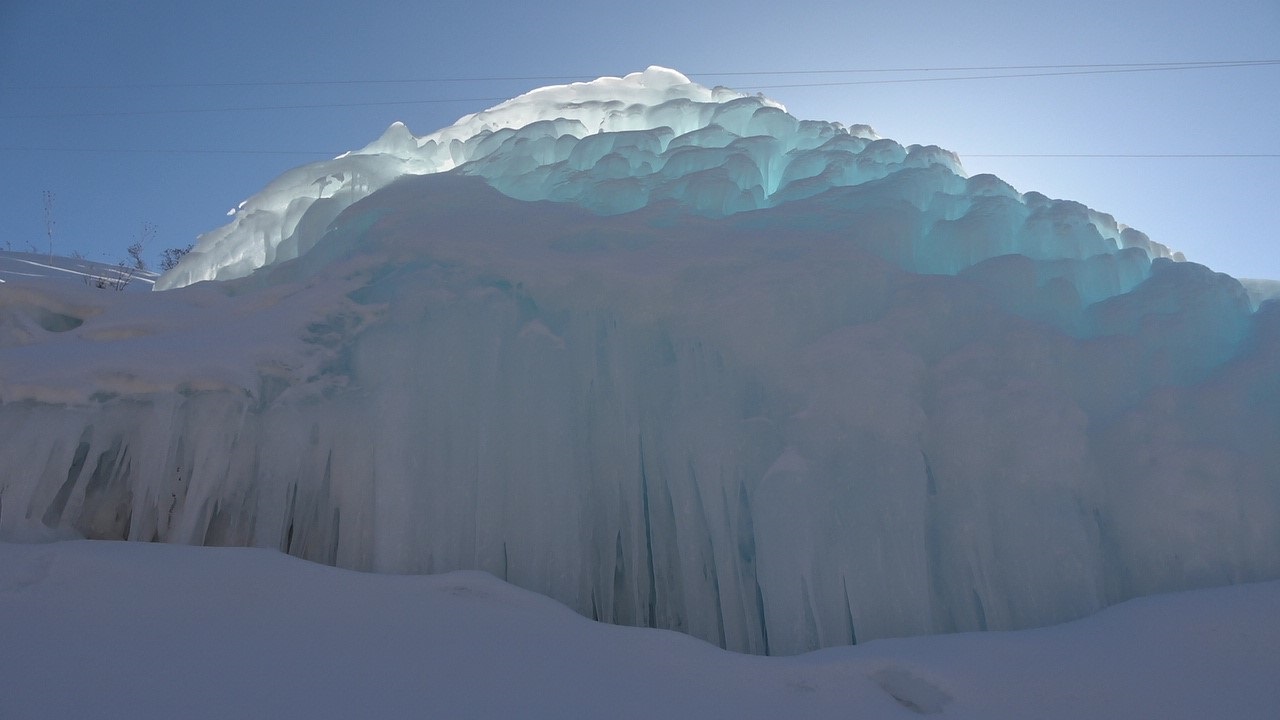 Foto - Su borusu patlayınca olanlar oldu! Doğa sanata dönüştü buzdan kale oluştu