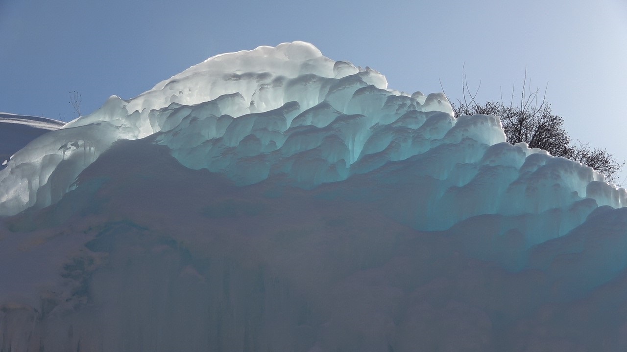 Foto - Su borusu patlayınca olanlar oldu! Doğa sanata dönüştü buzdan kale oluştu