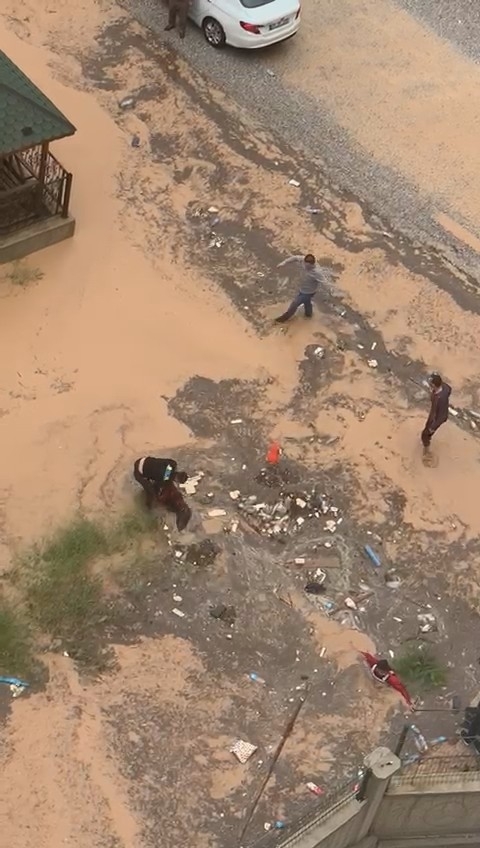Foto - Su dolu çukura düştü! Boğulmaktan son anda kurtarıldı