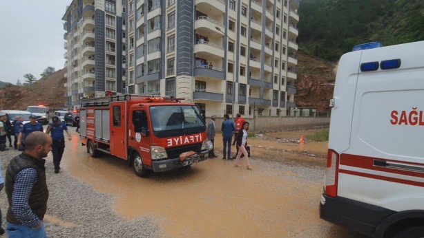 Foto - Su dolu çukura düştü! Boğulmaktan son anda kurtarıldı