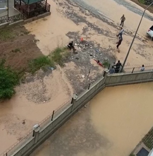 Foto - Su dolu çukura düştü! Boğulmaktan son anda kurtarıldı