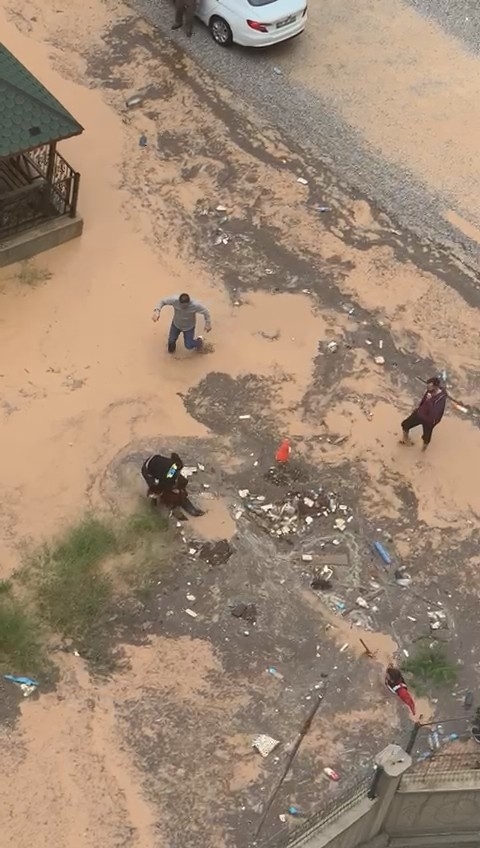 Foto - Su dolu çukura düştü! Boğulmaktan son anda kurtarıldı