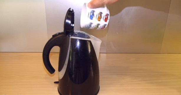 Foto - Su kaynatıcısının kirecini böyle söküp atın