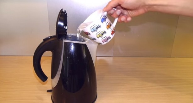 Foto - Su kaynatıcısının kirecini böyle söküp atın