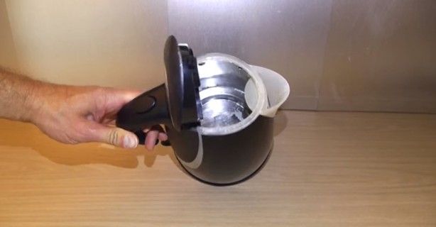 Foto - Su kaynatıcısının kirecini böyle söküp atın