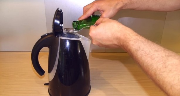 Foto - Su kaynatıcısının kirecini böyle söküp atın