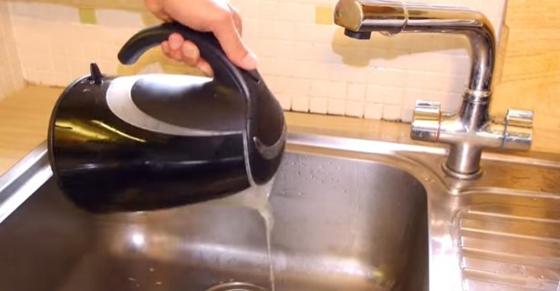 Foto - Su kaynatıcısının kirecini böyle söküp atın