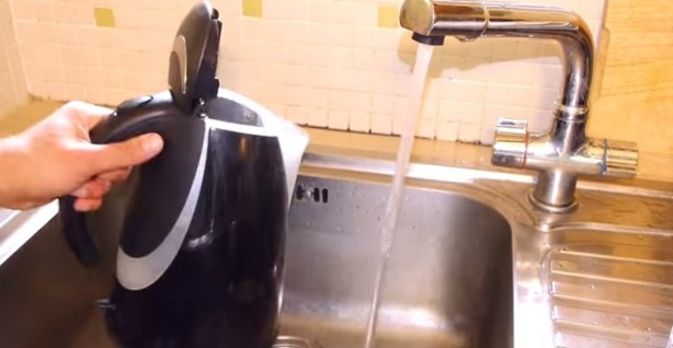 Foto - Su kaynatıcısının kirecini böyle söküp atın