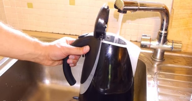 Foto - Su kaynatıcısının kirecini böyle söküp atın