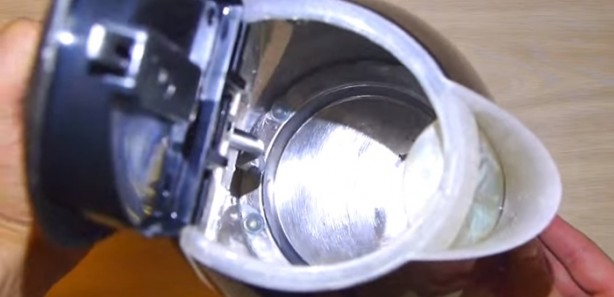 Foto - Su kaynatıcısının kirecini böyle söküp atın