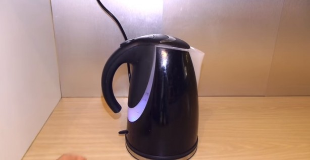 Foto - Su kaynatıcısının kirecini böyle söküp atın