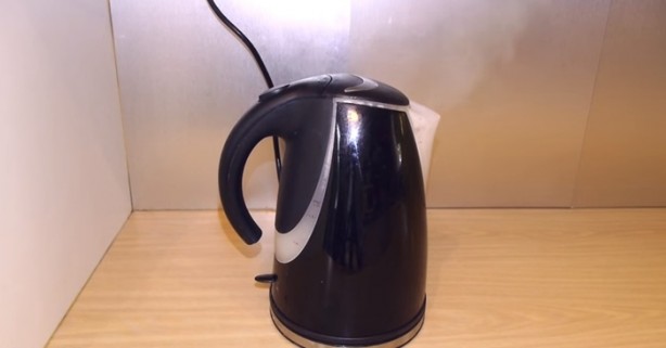 Foto - Su kaynatıcısının kirecini böyle söküp atın